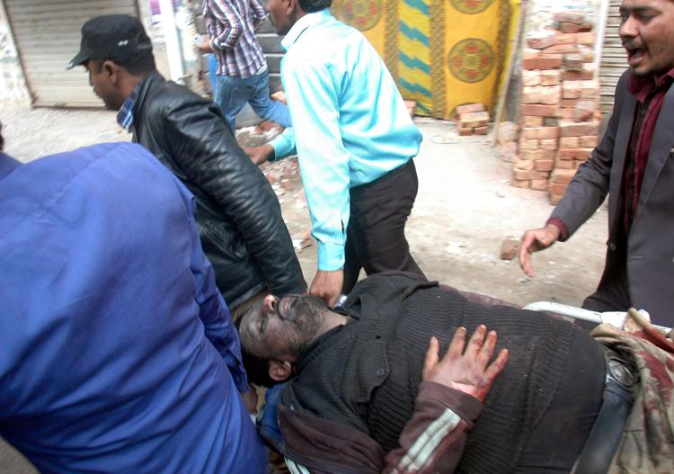 Pakistan: kamikaze contro due chiese, almeno 14 morti