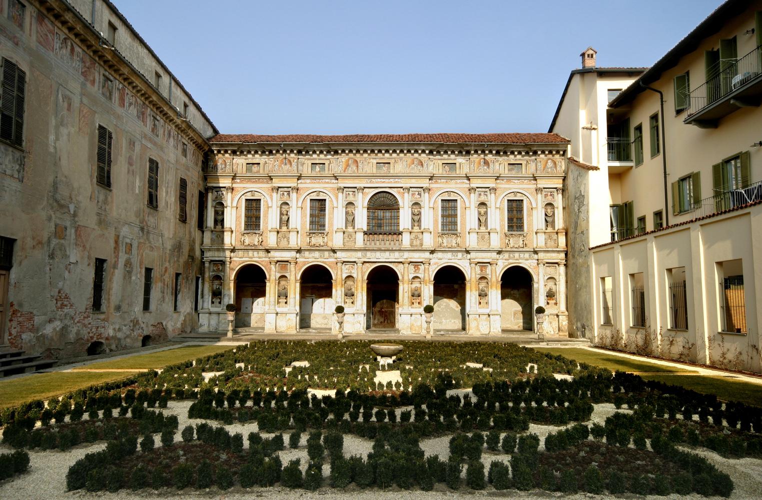 Savigliano (CN), Palazzo Muratori Cravetta e il cortile