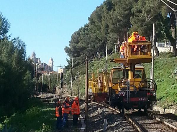 Liguria, tecnici al lavoro lungo la rete ferroviaria per riparare i danni fatti dal maltempo 