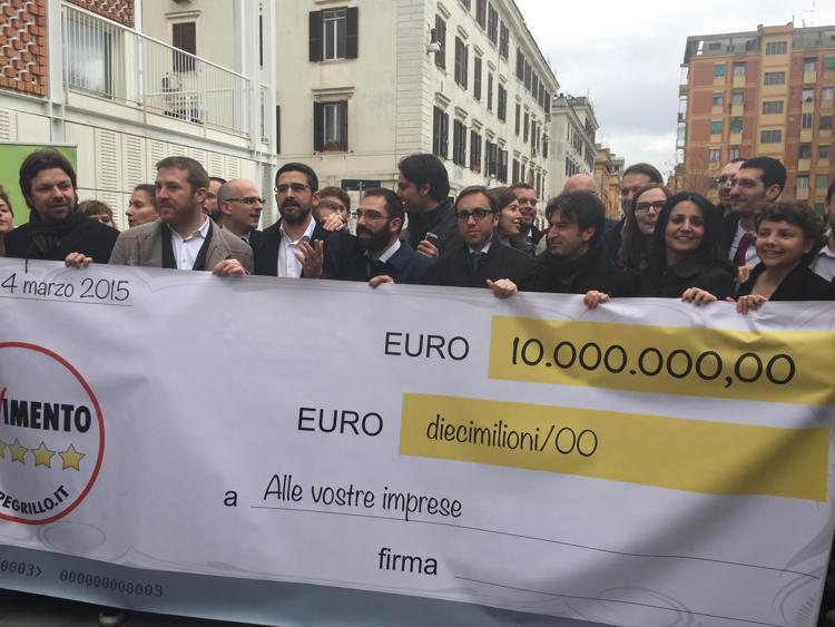 L'assegno da 10 milioni di euro  del Movimento 5 Stelle