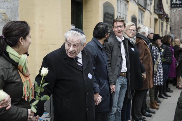 Catena umana attorno alla sinagoga di Copenaghen. - (foto AFP)