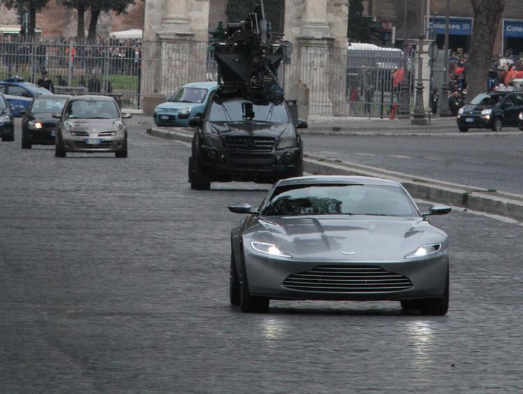 La Aston Martin di James Bond sulle strade di Roma