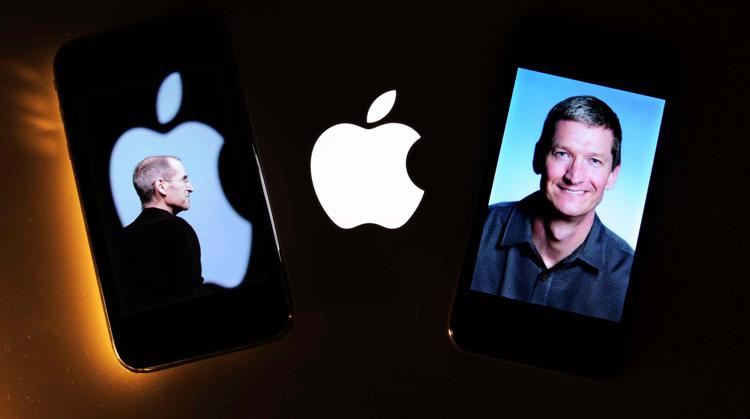 Steve Jobs e Tim Cook in un'immagine dell'agosto 2011, quando Jobs lasciò la guida della Apple. (Infophoto)