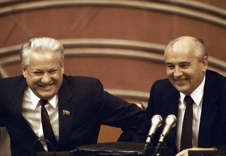 Mikhail Gorbaciov con il suo rivale  politico Boris Eltsin - (Infophoto)