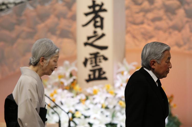 L'imperatore giapponese Akihito con l'imperatrice Michiko davanti all'altare per le vittime dell'11 marzo 2011 (Foto Afp)
