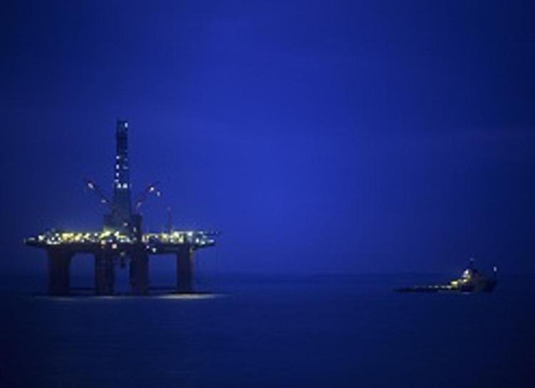 Il petrolio scivola sotto 50 dollari: piattaforma nel Mare del Nord (In fophoto).