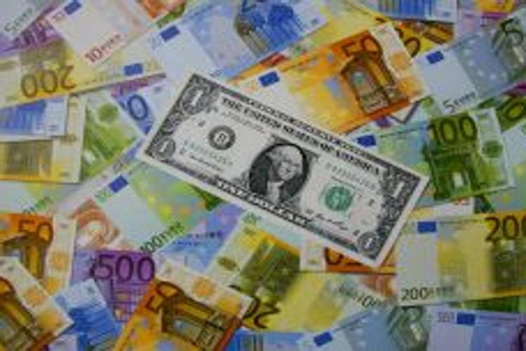 Il dollaro corre nel cambio con l'euro (Infophoto).