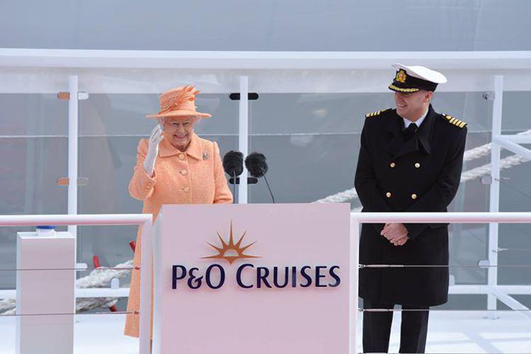 La regina Elisabetta durante la cerimonia inaugurale del Britannia (foto dal sito P&O)