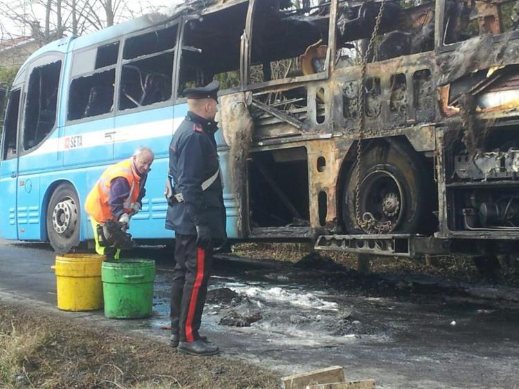 Autobus con studenti incendiato nel Reggiano. 