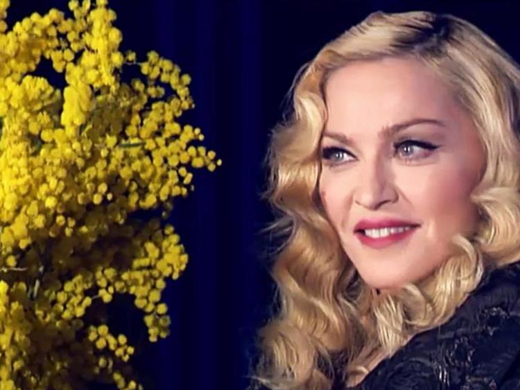 Madonna e le mimose dell'8 marzo (Foto dal profilo ufficiale di Twitter di 'Che tempo che fa')