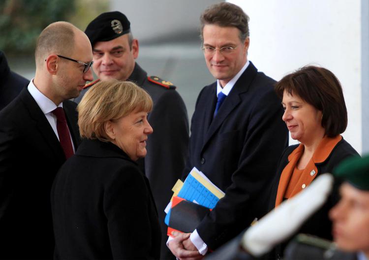Natalie Jaresko insieme ad Arseniy Yatsenyuk e Angela Merkel - (foto Bloomberg) 