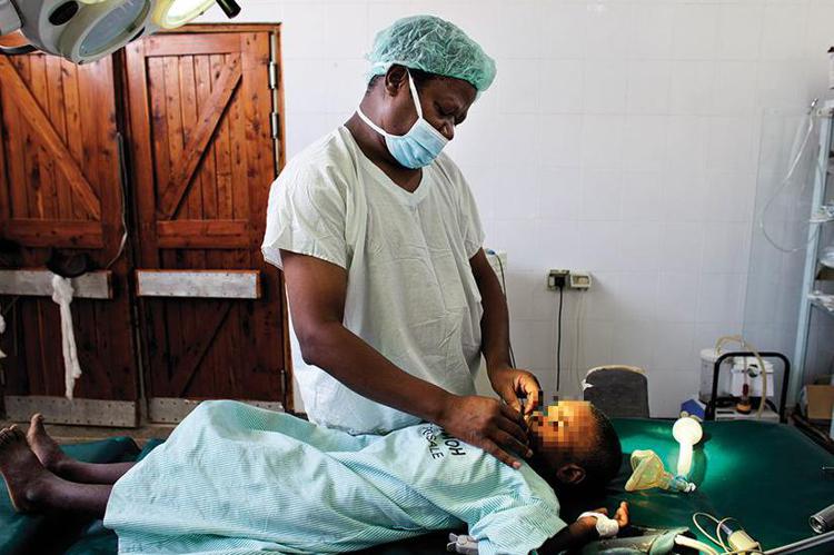 Sette anni per dire grazie al medico che le ha ridato il sorriso, dall'Africa la storia di una bimba curata dai Flying doctors