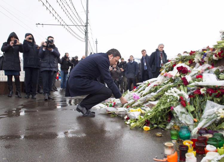 Matteo Renzi sul luogo dell'omicidio di Boris Nemtsov