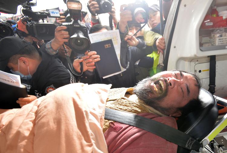 Kim Ki_Jong portato via in barella dopo l'attacco all'ambasciatore Usa. (foto Afp) - AFP - AFP