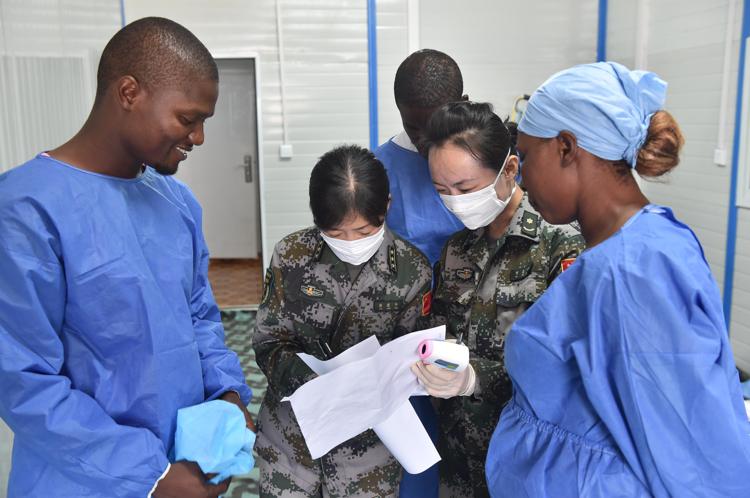 Medici cinesi impegnati contro l'epidemia di ebola in Liberia.  - (INFOPHOTO)