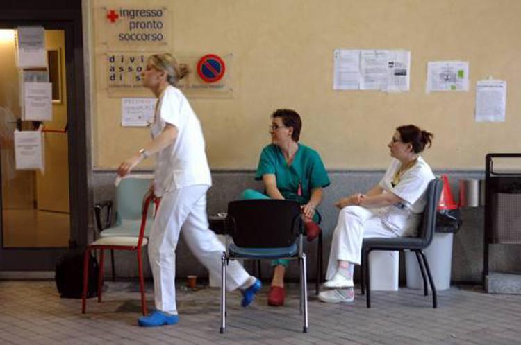 Sanità: 9 mln italiani pagano di tasca propria per infermiere, la metà in nero
