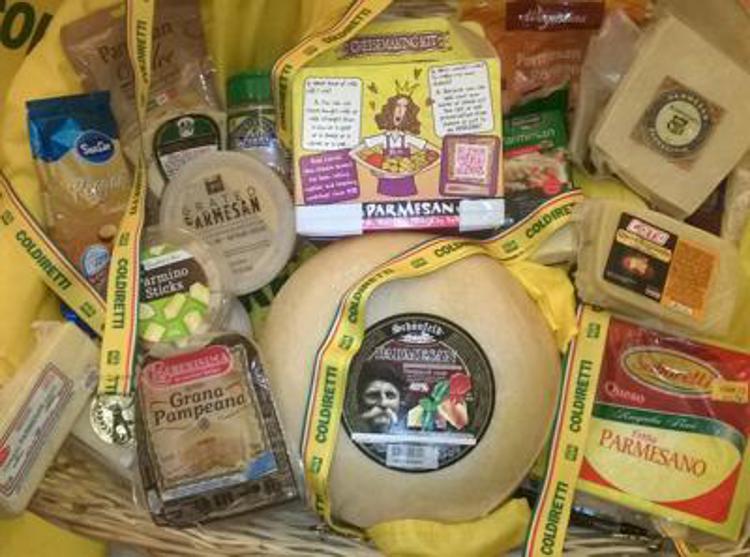Alimenti: Coldiretti, produzione falso parmigiano supera il vero nel 2014
