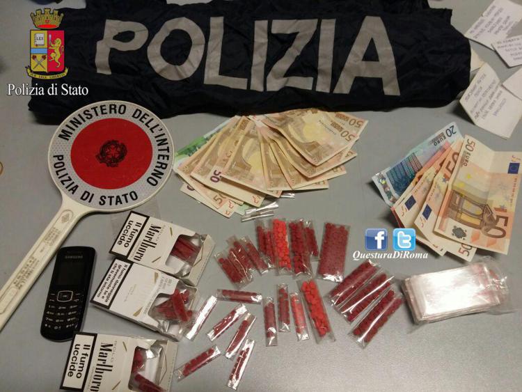 Roma: sorpreso con oltre 600 'pasticche della pazzia', arrestato