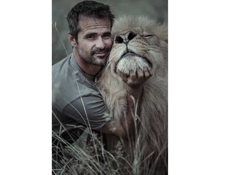 Aslan assieme a Kevin Richardson, conosciuto come "l'uomo che sussurra ai leoni"