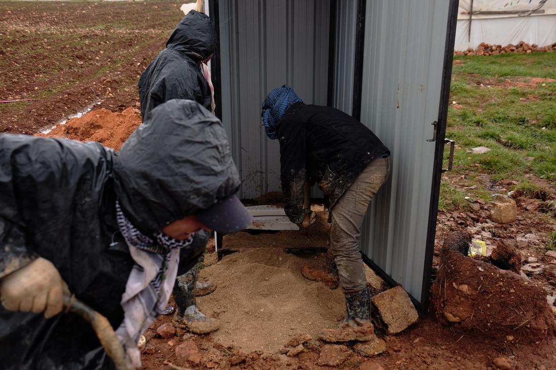 Latrine in costruzione grazie a Oxfam in un insediamento di profughi siriani nella valle libanese della Bekaa. 
