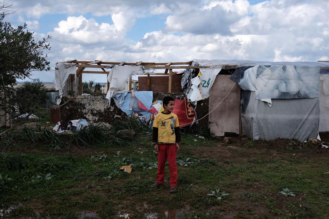 Il maltempo ha distrutto la tenda che era l'unico riparo di una famiglia di 12 profughi siriani sulla costa settentrionale libanese. 