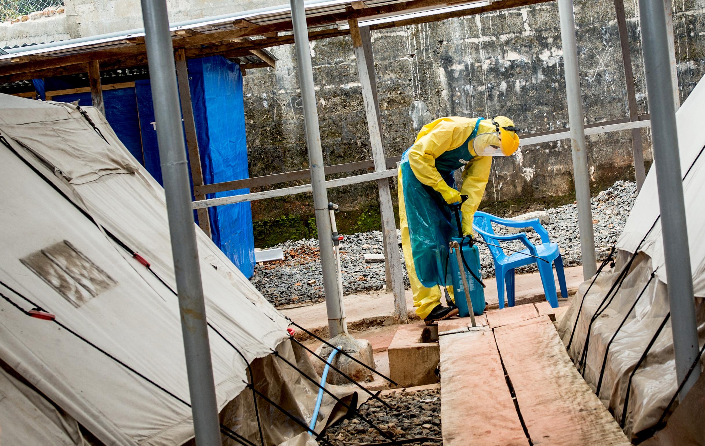 Ebola Holding Centre a Lakka. Il personale nella foto non è personale Oxfam. Foto Tommy Trenchard / Oxfam