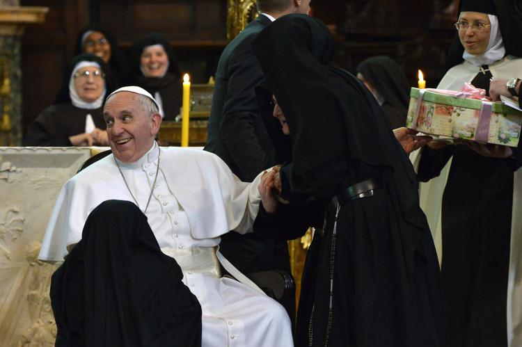 L'incontro tra Papa Francesco e le suore di clausura a Napoli (Afp)  - AFP
