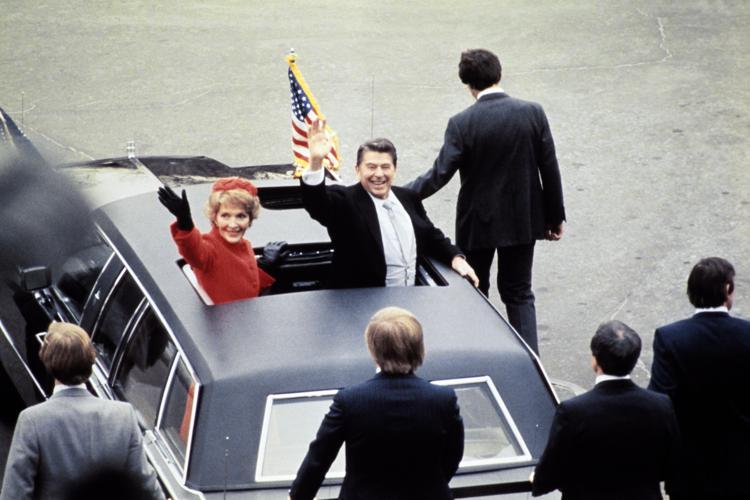 Ronald Reagan e la moglie Nancy il giorno dell'insediamento come 40esimo presidente degli Stati Uniti, il 20 gennaio del 1981. (Foto Afp) 