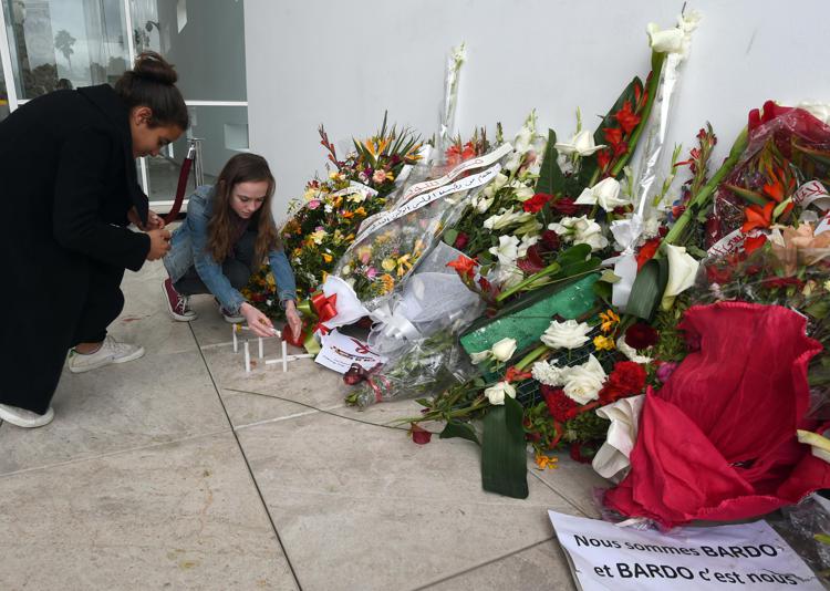 Fiore e candele  per le vittime dell'attentato al museo del Bardo.  - (foto Afp)