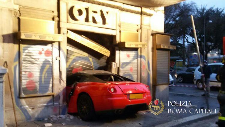 Roma: alla guida di una Ferrari perde controllo e finisce in negozio
