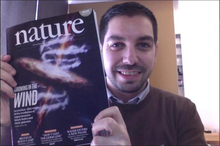 Francesco Tombesi mostra la copertina di 'Nature'
