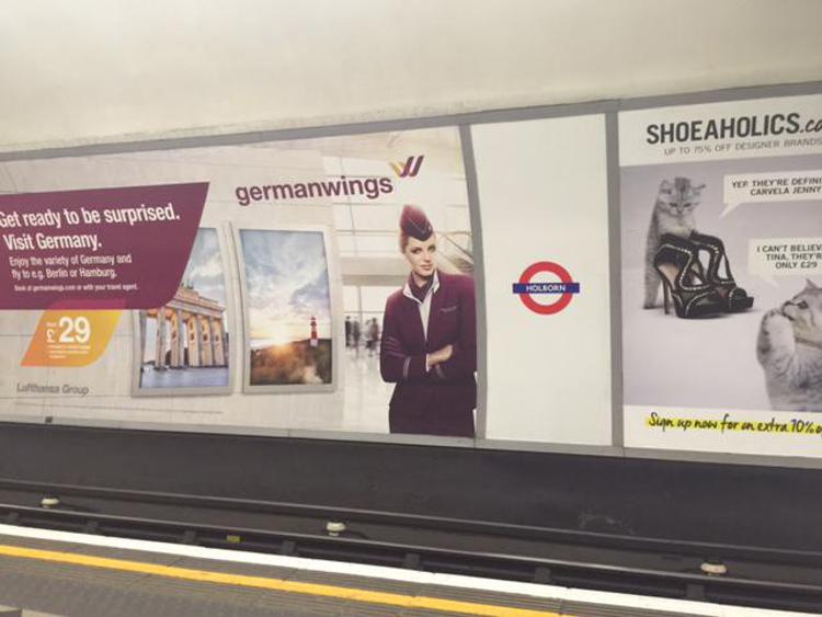 Uno degli avvisi nella metropolitana di Londra (Foto dal profilo Twitter @ar_gou)