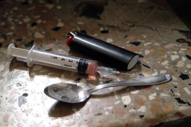 Il macabro 'kit' del consumatore di eroina (foto Infophoto) - INFOPHOTO