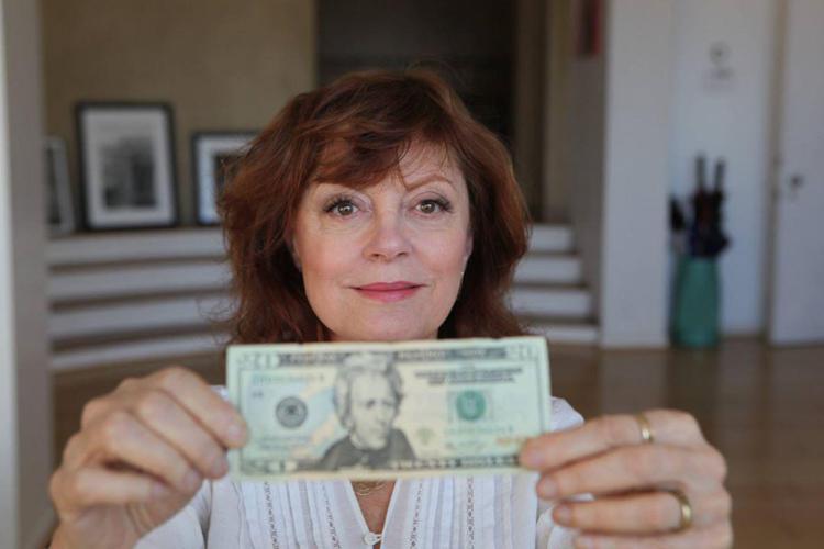 La foto di Susan Sarandon con i  20 dollari in mano (dal profilo facebook dell'attrice)