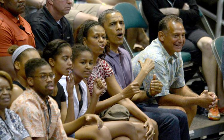 Barack Obama assiste con la famiglia ad una partita di basket - (Foto Infophoto)