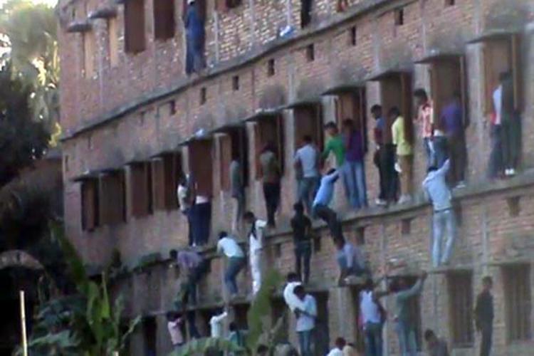 India: genitori sui muri per suggerire ai figli a esame Stato, 300 arresti