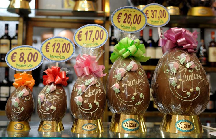 Pasqua: consumatori, i prezzi di uova e colombe aumentano del 2%