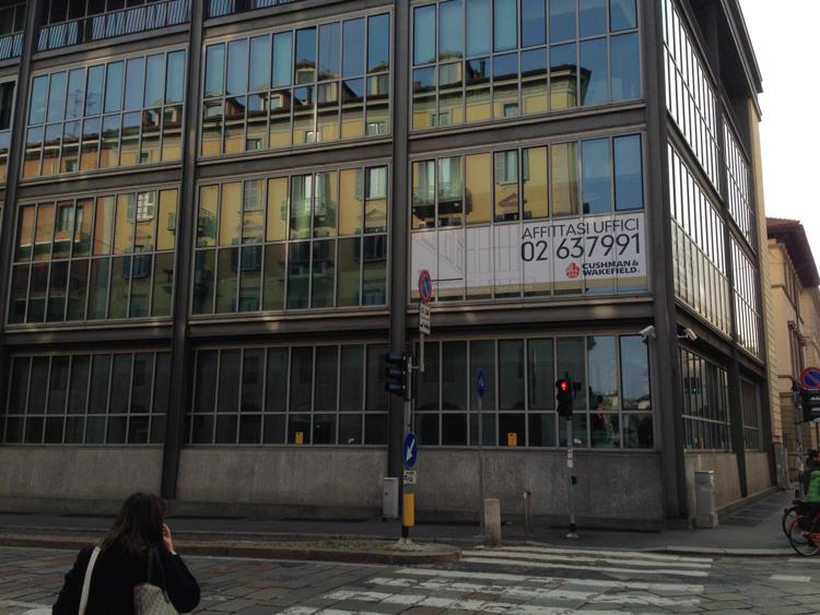 Milano, in via Solferino spunta il cartello 'affittasi uffici'