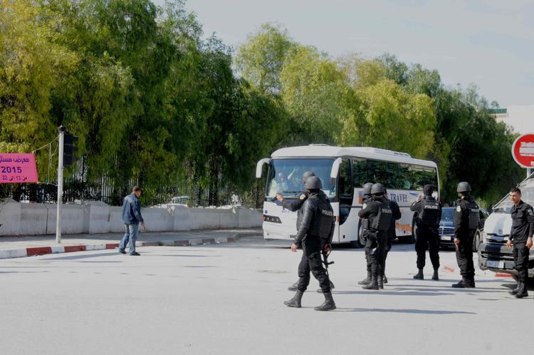 Agenti della polizia tunisina vicino al Museo del Bardo dopo l'attacco armato di ieri (Foto Infophoto)