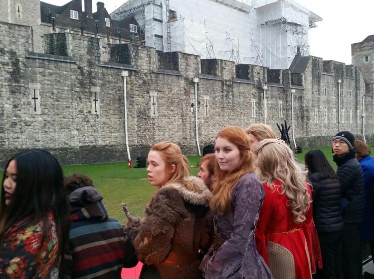 Fan in fila davanti alla Torre di Londra per l'anteprima della quinta stagione de 'Il Trono di Spade'