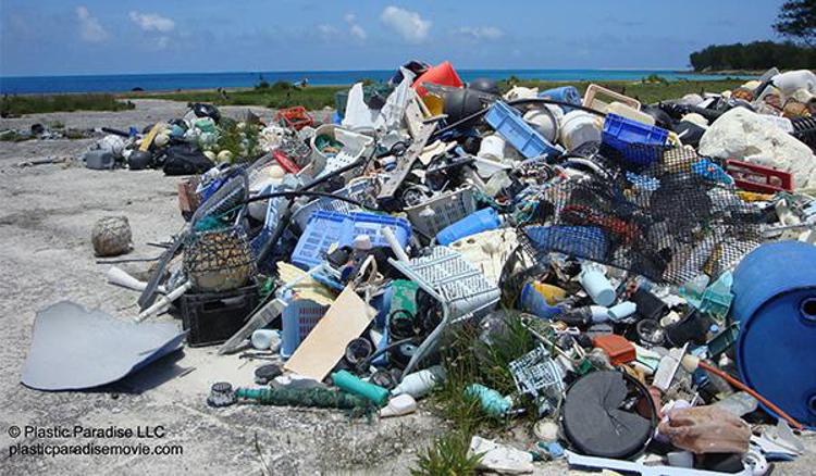 Rifiuti: 'Plastic Paradise', l'isola di spazzatura diventa un film