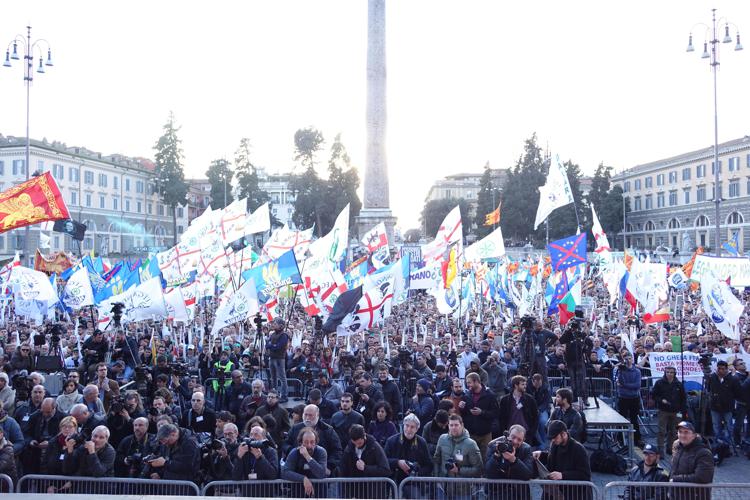 Roma, 28 febbraio 2015. Piazza del Popolo. Manifestazione della Lega Nord 'Renzi a casa'. Con Matteo Salvini (Foto Adnkronos/Cristiano Camera)