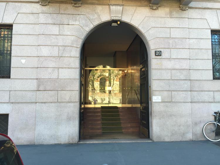 Milano, l'ingresso del civico 20 in via Palestro dove è avvenuto il delitto Gucci (AdnKronos)