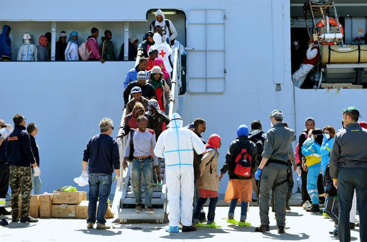 Lo sbarco di migranti nel porto di Augusta (Afp)