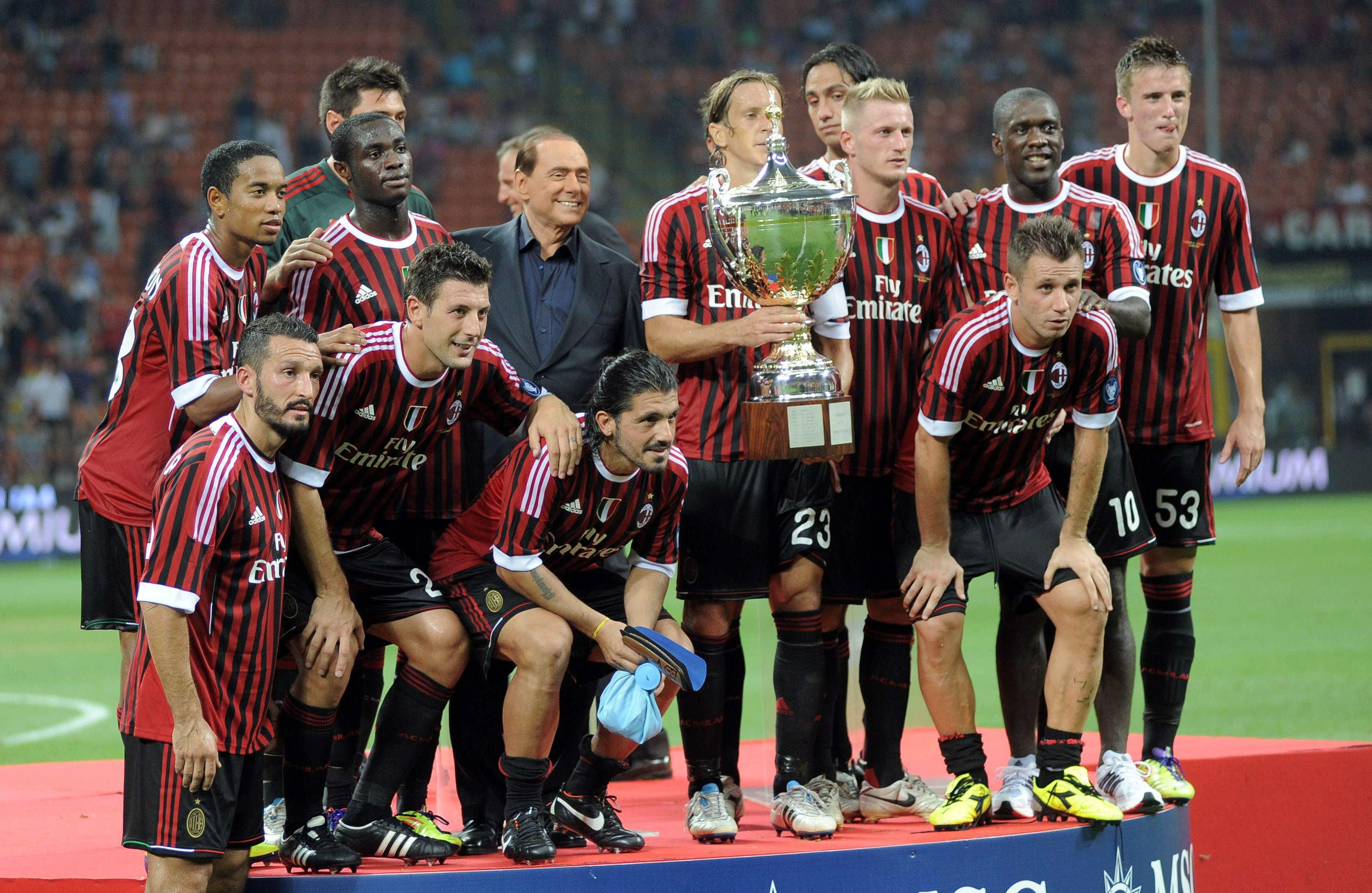 Il patron festeggia con la squadra un successo nel trofeo Berlusconi