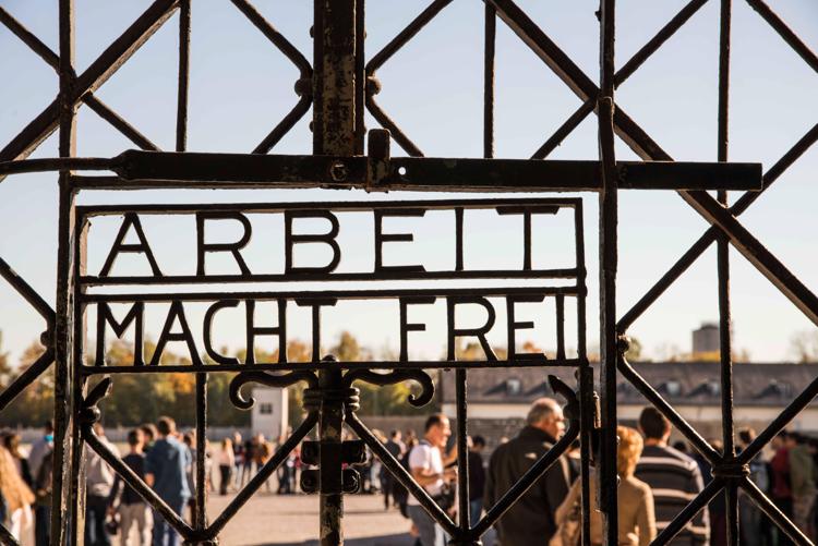La scritta rubata a Dachau  (Foto Infophoto) - (INFOPHOTO)