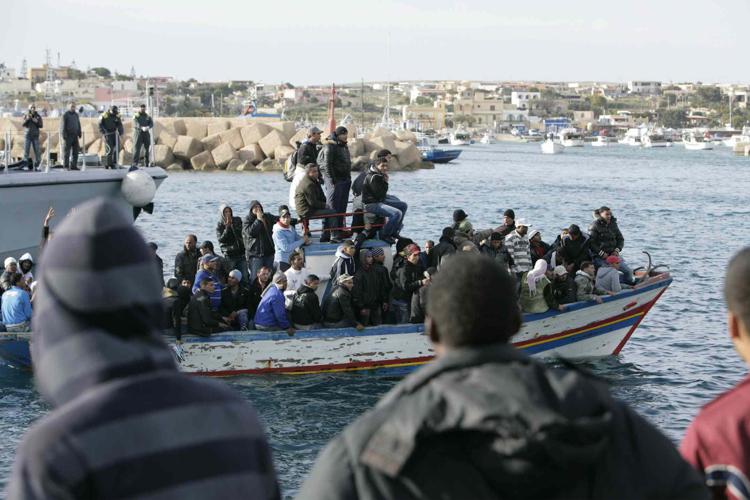 Uno sbarco a Lampedusa (foto Infophoto) - INFOPHOTO