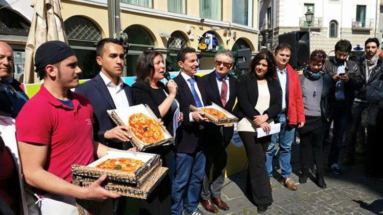 M5S in piazza con i pizzaioli - Foto da pagina Fb Di Maio
