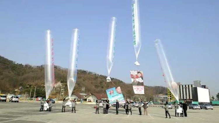 Un lancio di materiale propagandistico  dalla Corea del Sud alla Corea del Nord. (Foto Afp)