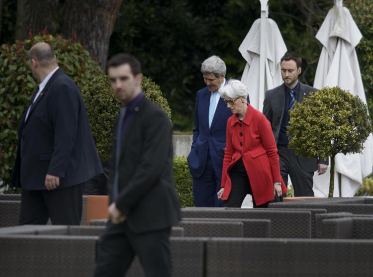 John Kerry e Wendy Sherman  nel giardino dell' hotel Beau Rivage.  - (AFP)